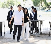 윤 대통령-김건희 여사, 스페인서 '블랙&화이트' 일상복 산책