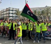 산유국 리비아 "정전이 웬말"..'한지붕 두 정부' 반대 시위