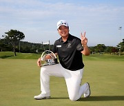 After five years, Hwang Jung-gon got his hands on another trophy