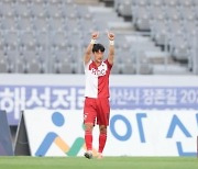 K리그2 부산, 갈 길 바쁜 충남아산에 2-0 완승..최하위 탈출
