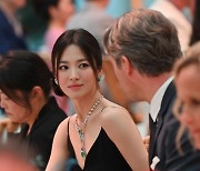 송혜교 빛나는 미모, 파리 패션쇼 뒤흔들다..'억대 목걸이' 눈길
