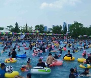 [르포]"날 더워 오히려 좋아"..첫 폭염경보에 2천명 몰린 한강수영장