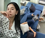 소파가 으리으리하네..'션♥' 정혜영, 육아+살림 고충 "아 힘들다, 매일 정돈"