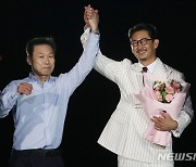 역대 영구 결번 김용수 축하 받는 박용택