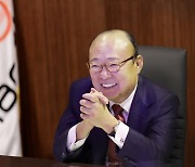 한화그룹 김승연 회장, 누리호 개발 참여 임직원 직접 격려