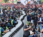 폭염 속 "반노동 철폐" 대규모 집회..일대 교통정체