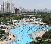 인파 몰린 뚝섬한강공원 수영장