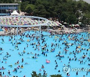 시민들로 붐비는 뚝섬한강공원 수영장