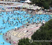 시민들로 붐비는 뚝섬한강공원 수영장