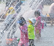 폭염특보 내려진 서울, 더위 식히는 어린이들