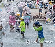 폭염특보 내려진 서울, 더위 식히는 어린이들