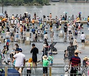 폭염특보 내려진 서울, 물놀이장은 '인산인해'