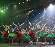 국제청소년연합 월드캠프 개막 축하공연하는 우크라이나 댄스팀
