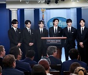 "BTS 그룹활동 중단, 한국서 병역 의무 논쟁 재점화"-로이터