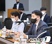 산업 디지털 전환 기업 간담회 하는 장영진 차관