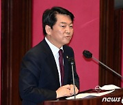 안철수, 국회 본회의 첫 출석.. "의원들과 세계 경제위기 해법 찾을 것"