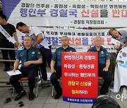 "경찰국 신설 반대".. 삭발하는 경찰들