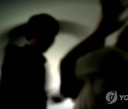 무서운 초등생..교사에 흉기 들고 책상유리 '쾅'