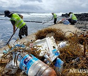 제주 해변에 떠내려온 중국발 해양 쓰레기