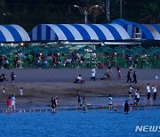 '제주 북부 9일 연속 폭염특보, 더위 식히는 시민들'