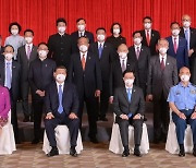 시진핑 뒤에 서서 단체 사진 찍은 홍콩 의원 코로나19 확진 [특파원+]