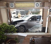 점심시간 영업중인 송파구 식당에 차량 돌진..80대 운전자 부상