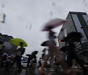 [내일날씨] 전국 돌풍 동반 소나기..서울 낮 최고 35도 '온열질환' 주의