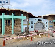 일찍 찾아온 무더위..굳게 닫힌 해변 화장실