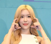 [포토]하트 만들어 보이는 우주소녀 다원