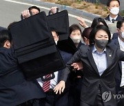 박근혜 전 대통령 향해 소주병 던진 40대 男..3년 구형