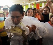 결혼행진곡 울리자 면사포 쓴 악어가 들어왔다..신랑은 현직 멕시코 시장