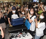 [MD포토] 김희진 '공항을 빠져나갈 수 없는 엄청난 인기'