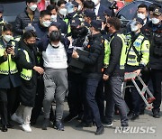 박근혜 전 대통령에 소주병 투척..40대 징역 3년 구형
