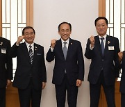 日 기업인 대표단 만난 추경호 부총리