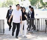 인사비서관 부인 '나토 동행', 김여사 지원.."민간인 자원봉사자"