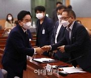 [포토] 규제개혁 민간위원과 인사하는 원희룡