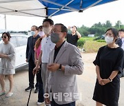 [포토]김덕현 연천군수, 농촌봉사활동 하는 신한대 학생 격려