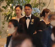 코오롱家 4세 이규호 부사장 결혼..이재용·최태원 정·재계 인사 '총출동'