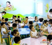 당이 공급한 유제품 마시는 북한 어린이.. "세상 부러움 없다"