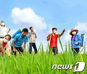 협동농장에 자원 진출해 일하는 북한 전역 장병들