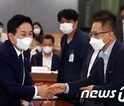 국토교통 규제개혁위원들과 인사하는 원희룡 장관
