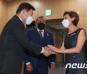 영 킴 공화당 하원의원과 악수하는 김진표 의장