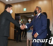 아미 베라 CSGK 공동의장과 인사하는 김진표 의장