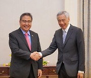 박진, 싱가포르 총리 만나.. "北미사일 도발에 단호히 대응"