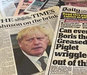 英 총리, 측근 성비위 '거짓말' 위기..언론 "퇴진 벼랑 끝에 섰다"