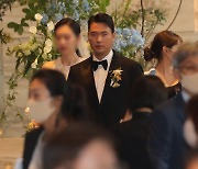 이웅열 코오롱 회장 장남 결혼식..이재용·정세균·방시혁 등 참석