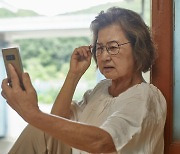 70대 여성 스마트폰 이용률 69%.."디지털 접근성 가장 낮아"