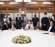 尹 정부 첫 고위 당정.. "민생 최우선 대응 위해 매달 정례화"