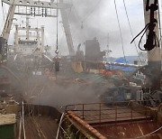 부산 영도 부두서 정박 중인 러시아 어선 화재