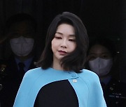 민간인의 김건희 수행, '무보수'라 괜찮다는 대통령실